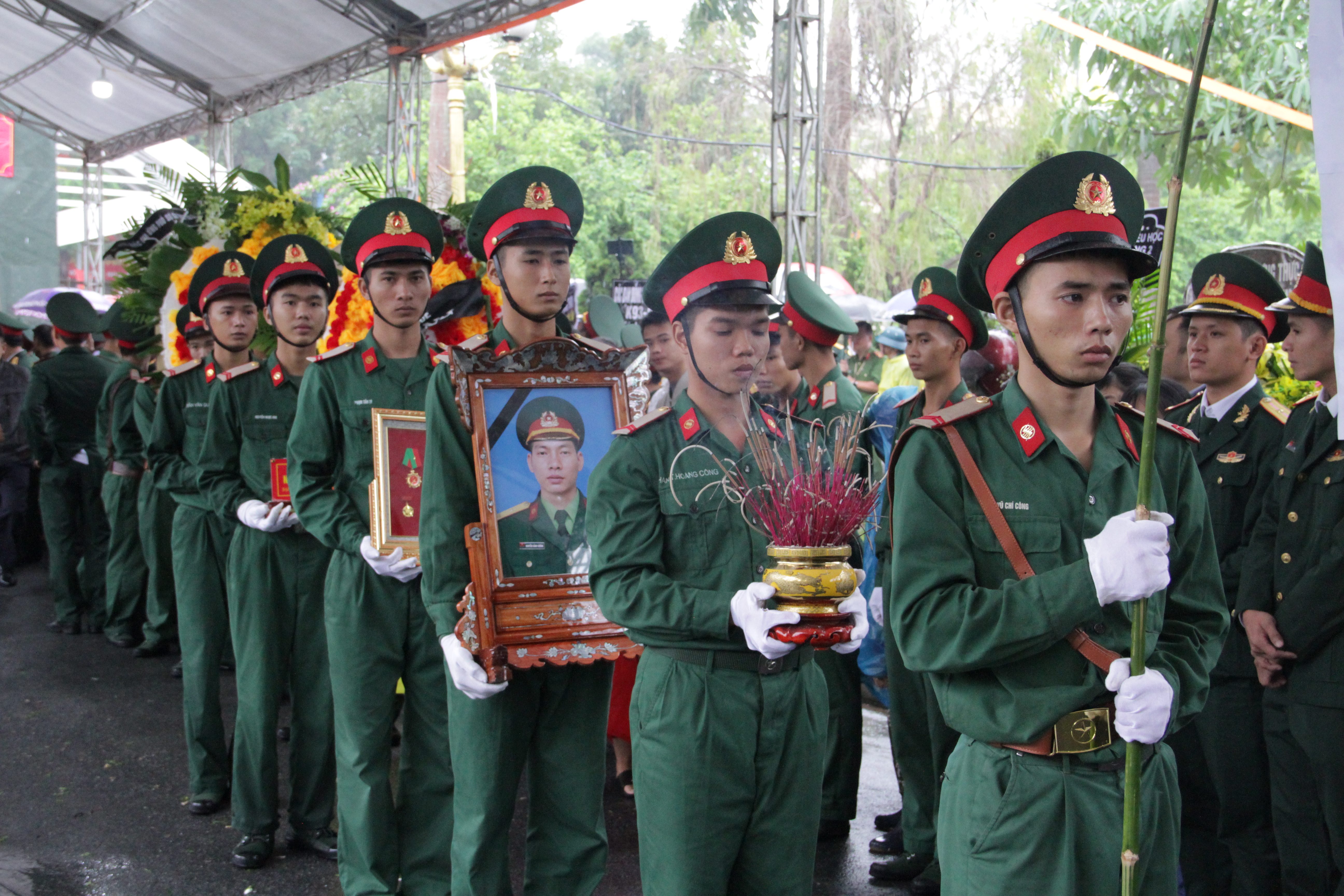 Vụ sạt lở thủy điện Rào Trăng 3: Quê nhà  Nghệ An khóc thương đón 3 liệt sỹ về với đất mẹ - Ảnh 10.