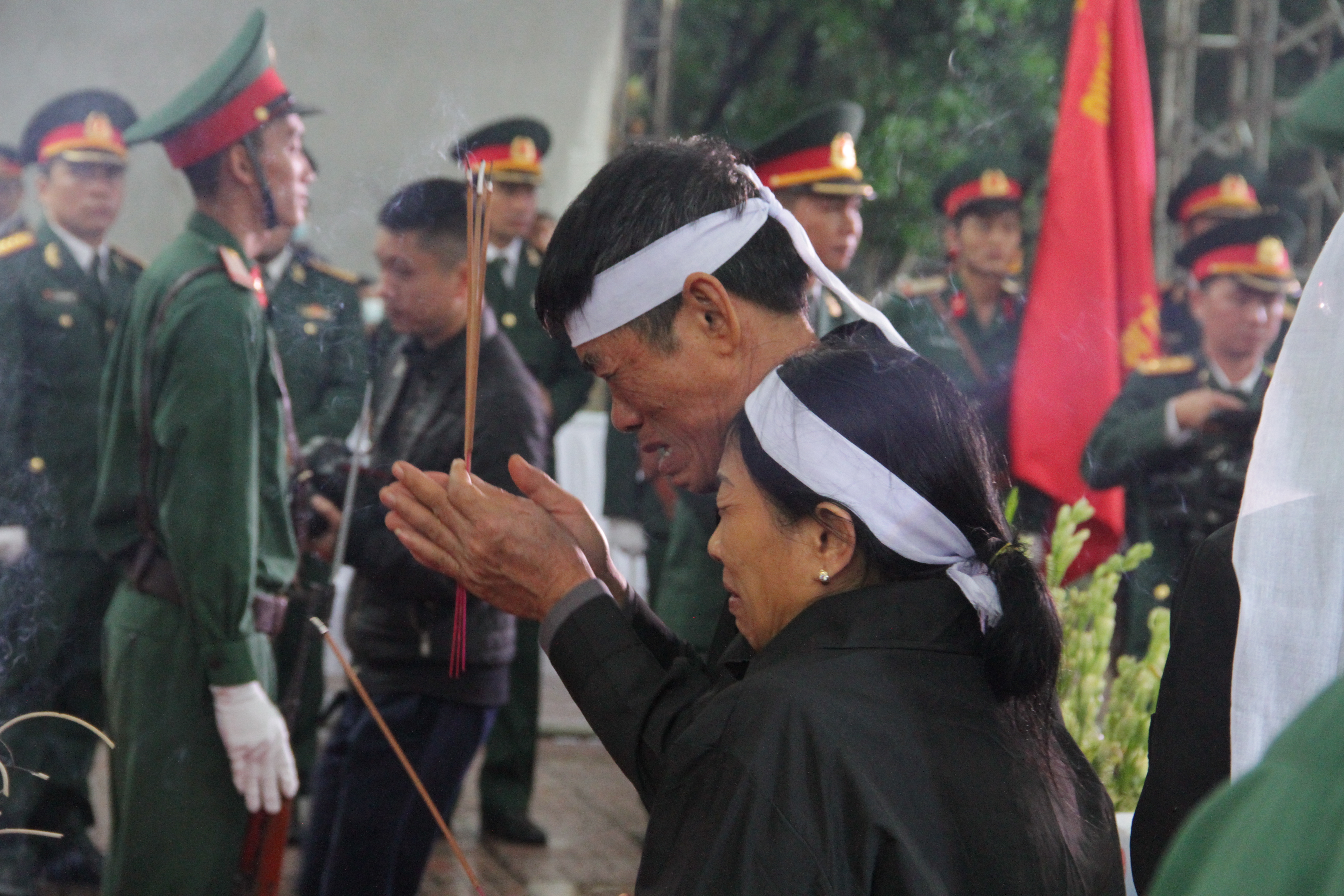 Vụ sạt lở thủy điện Rào Trăng 3: Quê nhà  Nghệ An khóc thương đón 3 liệt sỹ về với đất mẹ - Ảnh 21.