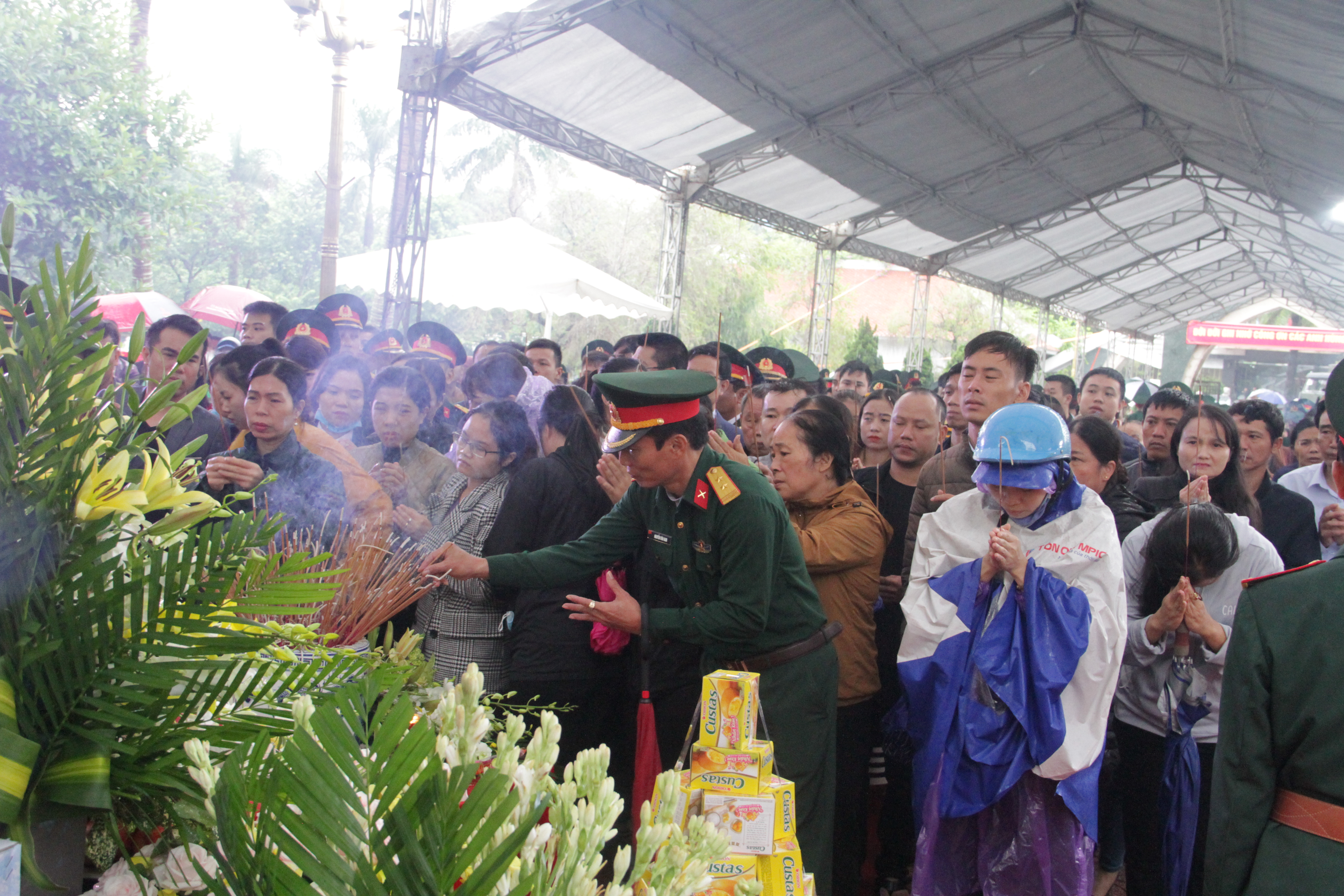 Vụ sạt lở thủy điện Rào Trăng 3: Quê nhà  Nghệ An khóc thương đón 3 liệt sỹ về với đất mẹ - Ảnh 16.