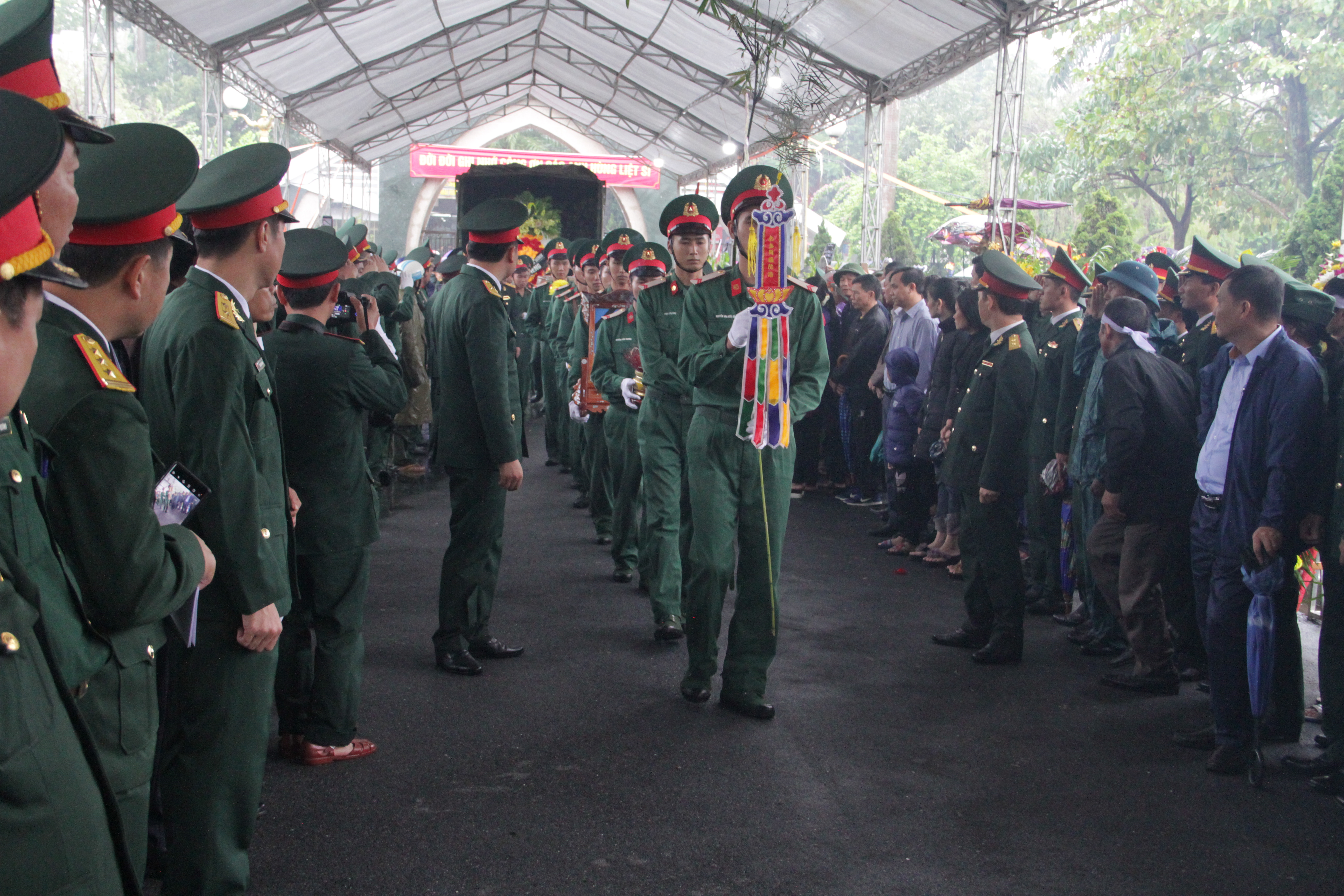 Vụ sạt lở thủy điện Rào Trăng 3: Quê nhà  Nghệ An khóc thương đón 3 liệt sỹ về với đất mẹ - Ảnh 4.