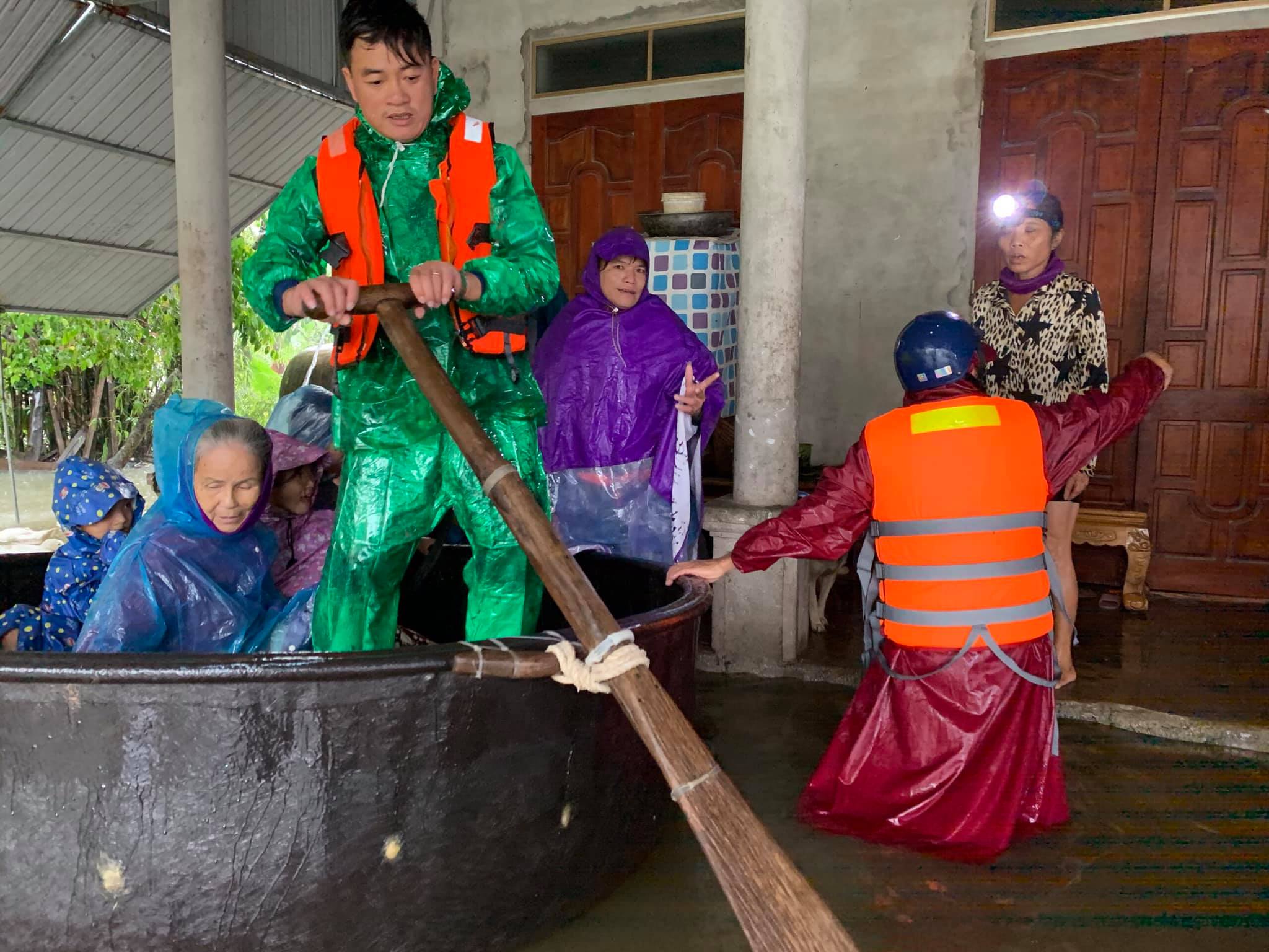 Hà Tĩnh ngập sâu, nước lũ đang lên nhanh, công an đến mọi ngóc ngách nhà dân sơ tán người - Ảnh 4.