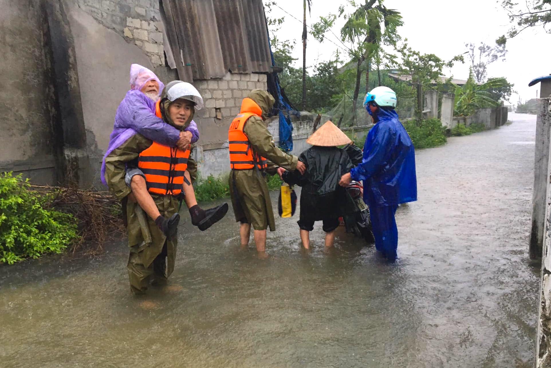 Hà Tĩnh ngập sâu, nước lũ đang lên nhanh, công an đến mọi ngóc ngách nhà dân sơ tán người - Ảnh 12.