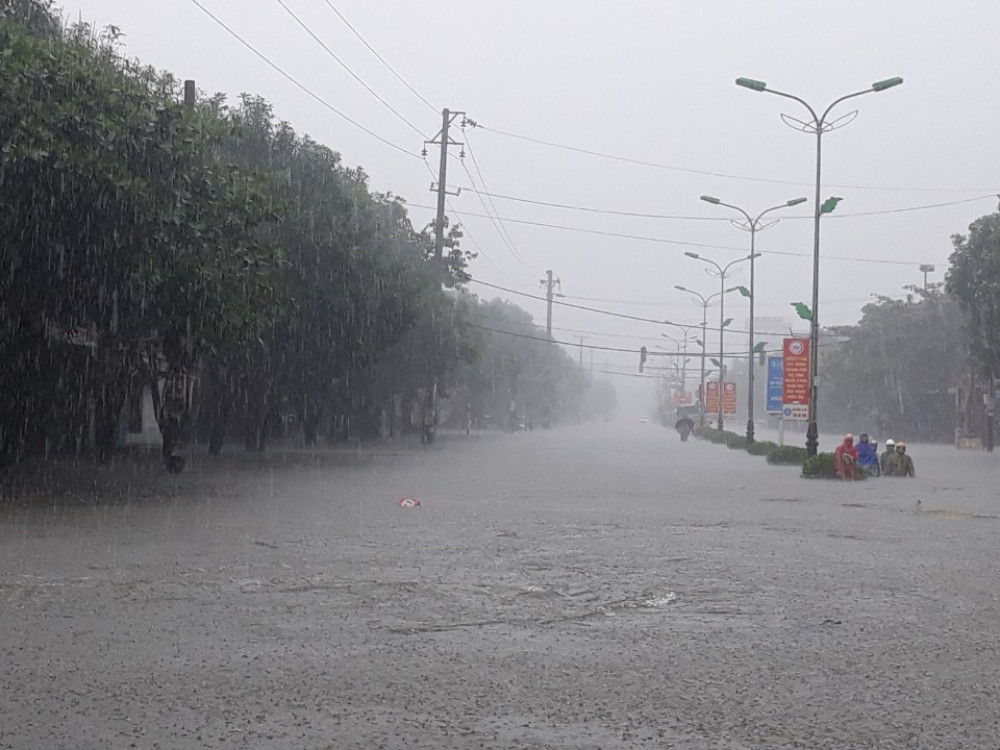 Hà Tĩnh ngập sâu, nước lũ đang lên nhanh, công an đến mọi ngóc ngách nhà dân sơ tán người - Ảnh 1.