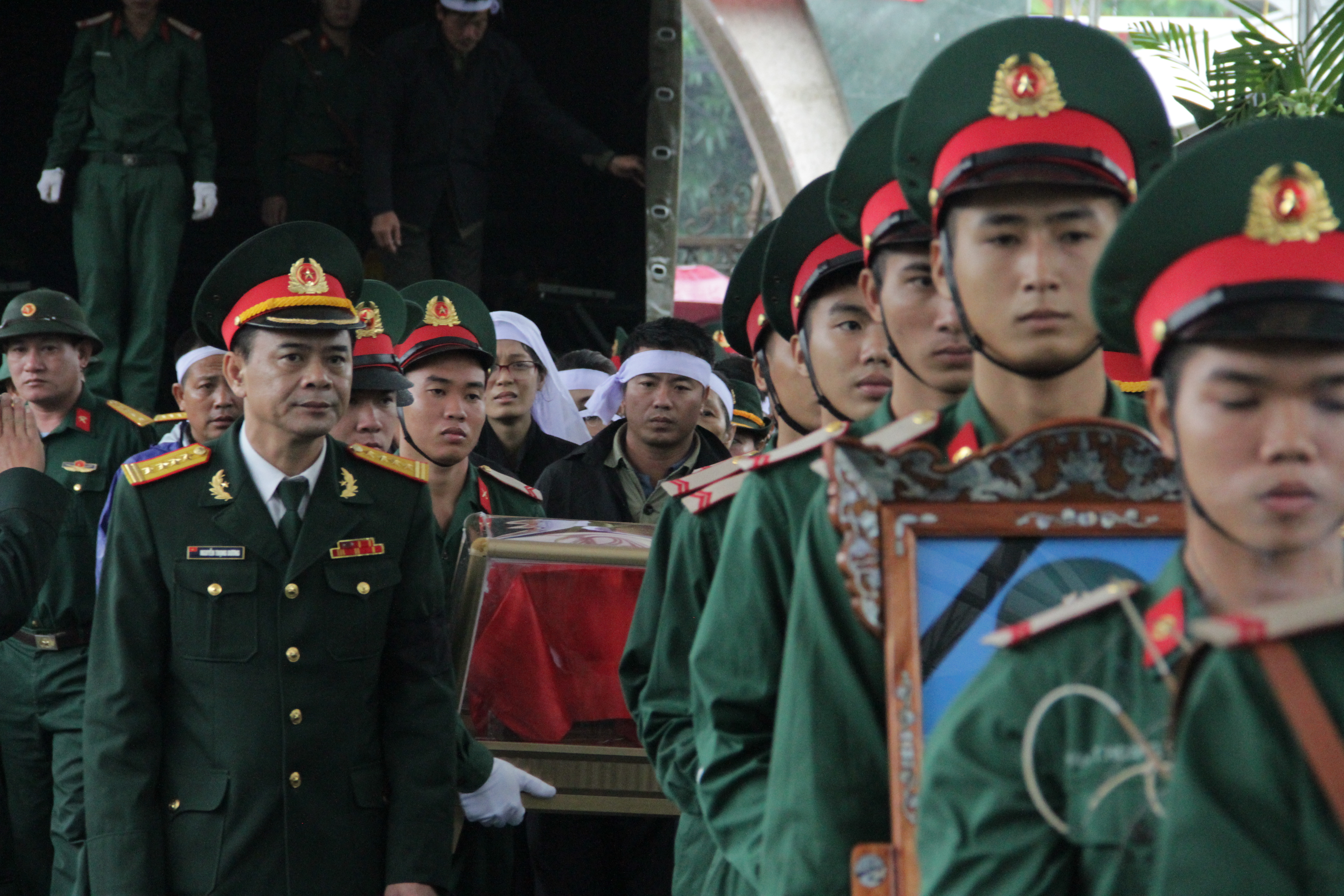 Vụ sạt lở thủy điện Rào Trăng 3: Quê nhà  Nghệ An khóc thương đón 3 liệt sỹ về với đất mẹ - Ảnh 12.