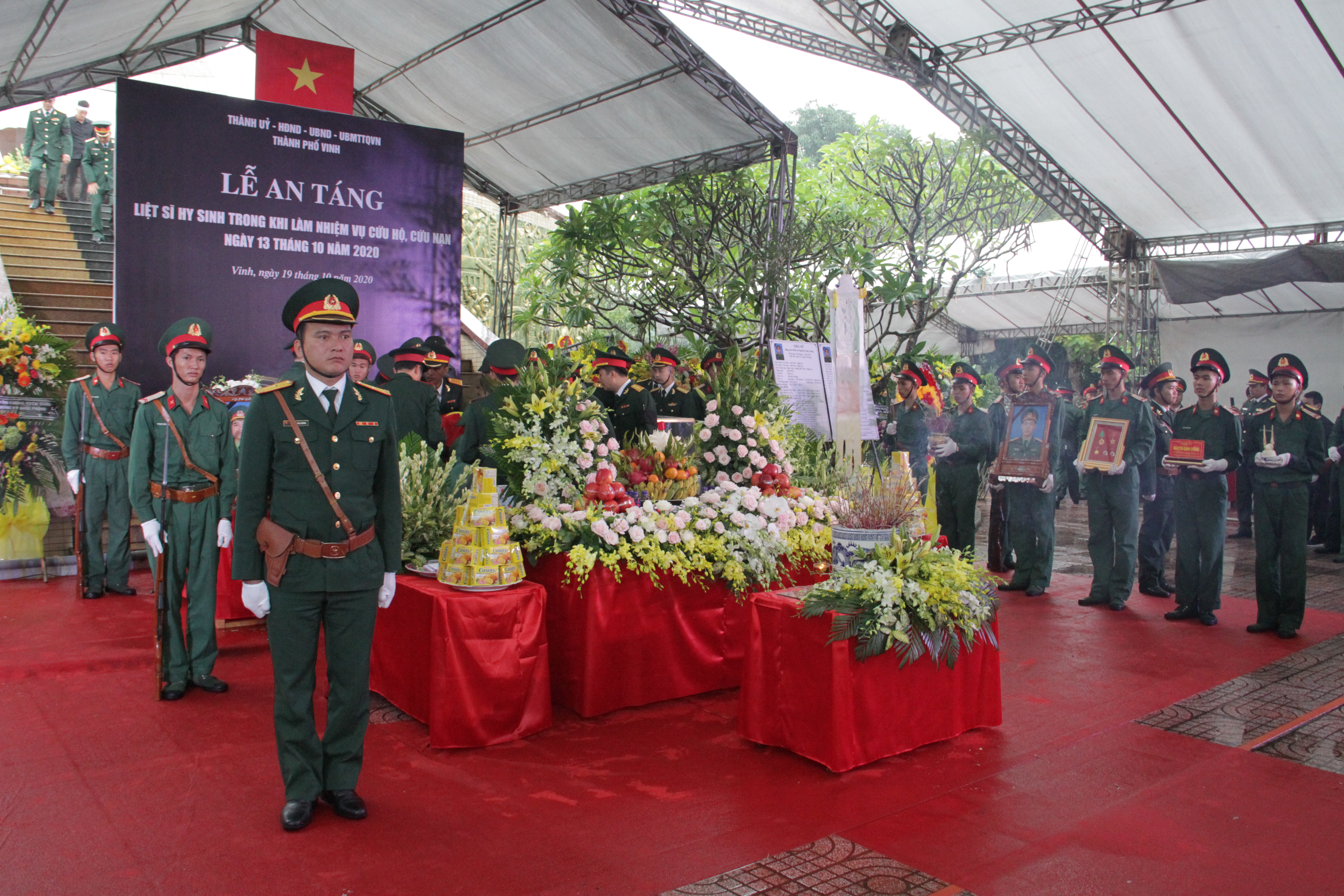 Vụ sạt lở thủy điện Rào Trăng 3: Quê nhà  Nghệ An khóc thương đón 3 liệt sỹ về với đất mẹ - Ảnh 25.