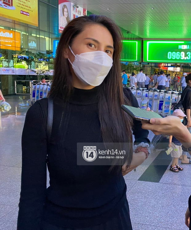Thuỷ Tiên đã đáp chuyến bay về TP.HCM chiều nay sau 6 ngày cứu trợ, fan chờ đón từ sớm tại sân bay - Ảnh 5.