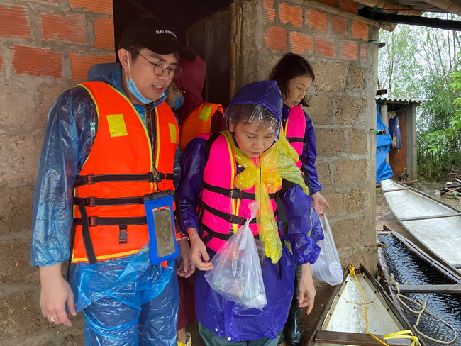 Mẹ Hồ Ngọc Hà 63 tuổi vẫn ngồi xuồng, lội nước đi cứu trợ từng nhà ở vùng ngập sâu Quảng Trị - Ảnh 4.
