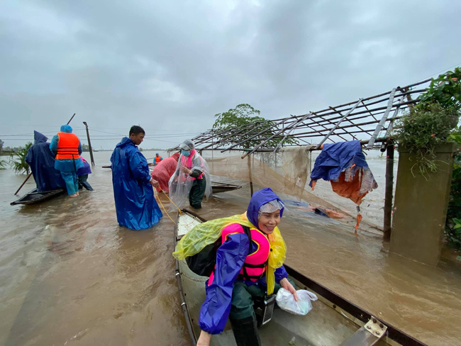 Mẹ Hồ Ngọc Hà 63 tuổi vẫn ngồi xuồng, lội nước đi cứu trợ từng nhà ở vùng ngập sâu Quảng Trị - Ảnh 2.