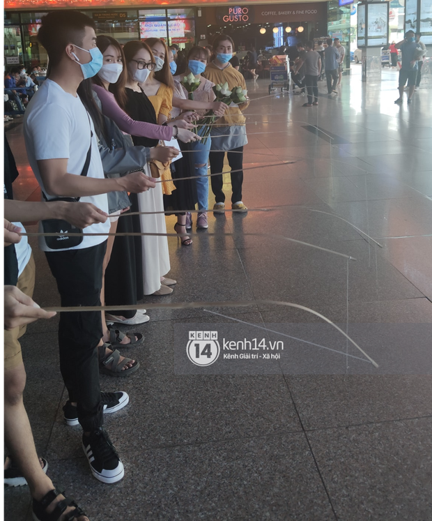 Thuỷ Tiên đã đáp chuyến bay về TP.HCM chiều nay sau 6 ngày cứu trợ, fan chờ đón từ sớm tại sân bay - Ảnh 8.