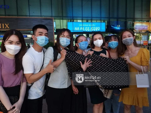 Thuỷ Tiên đã đáp chuyến bay về TP.HCM chiều nay sau 6 ngày cứu trợ, fan chờ đón từ sớm tại sân bay - Ảnh 7.