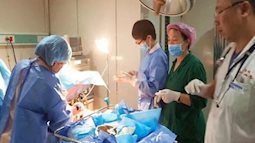 Đang chuyển dạ thì ngủ gật, bà mẹ bỗng nghe tiếng y tá hét thất thanh, tỉnh dậy kinh ngạc với cảnh tượng trước mắt