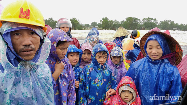 Quảng Bình: Nước ngập nhà cửa, người dân đội mưa vượt đồi cát hơn 1km ra đường quốc lộ xin đồ cứu trợ - Ảnh 4.
