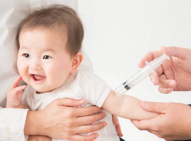 Vắc xin sởi đơn tiêm khi 9 tháng và sởi phối hợp tiêm lúc 12 tháng: Mẹ có 2 lựa chọn cho con nên cần phân biệt chúng khác nhau thế nào?  - Ảnh 1.