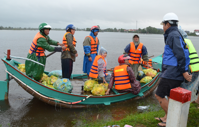 Miếng cơm ăn vội dưới mưa trên đường đưa đồ tiếp tế cho dân bị lũ cô lập ở Quảng Bình - Ảnh 5.
