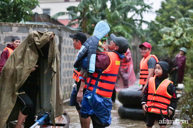 Quảng Bình: Xúc động hình ảnh thành viên đoàn cứu trợ lội nước ngập ngang người, cõng 2 bé trai tại 