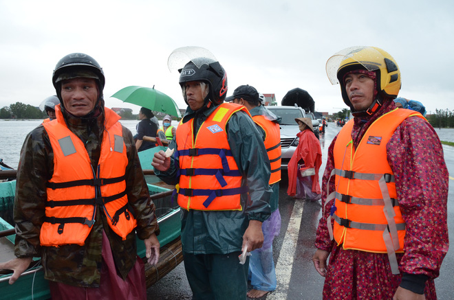 Miếng cơm ăn vội dưới mưa trên đường đưa đồ tiếp tế cho dân bị lũ cô lập ở Quảng Bình - Ảnh 8.