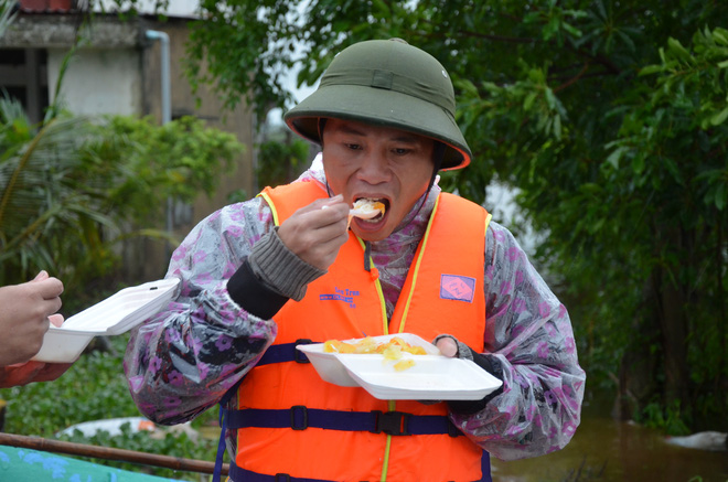 Miếng cơm ăn vội dưới mưa trên đường đưa đồ tiếp tế cho dân bị lũ cô lập ở Quảng Bình - Ảnh 11.