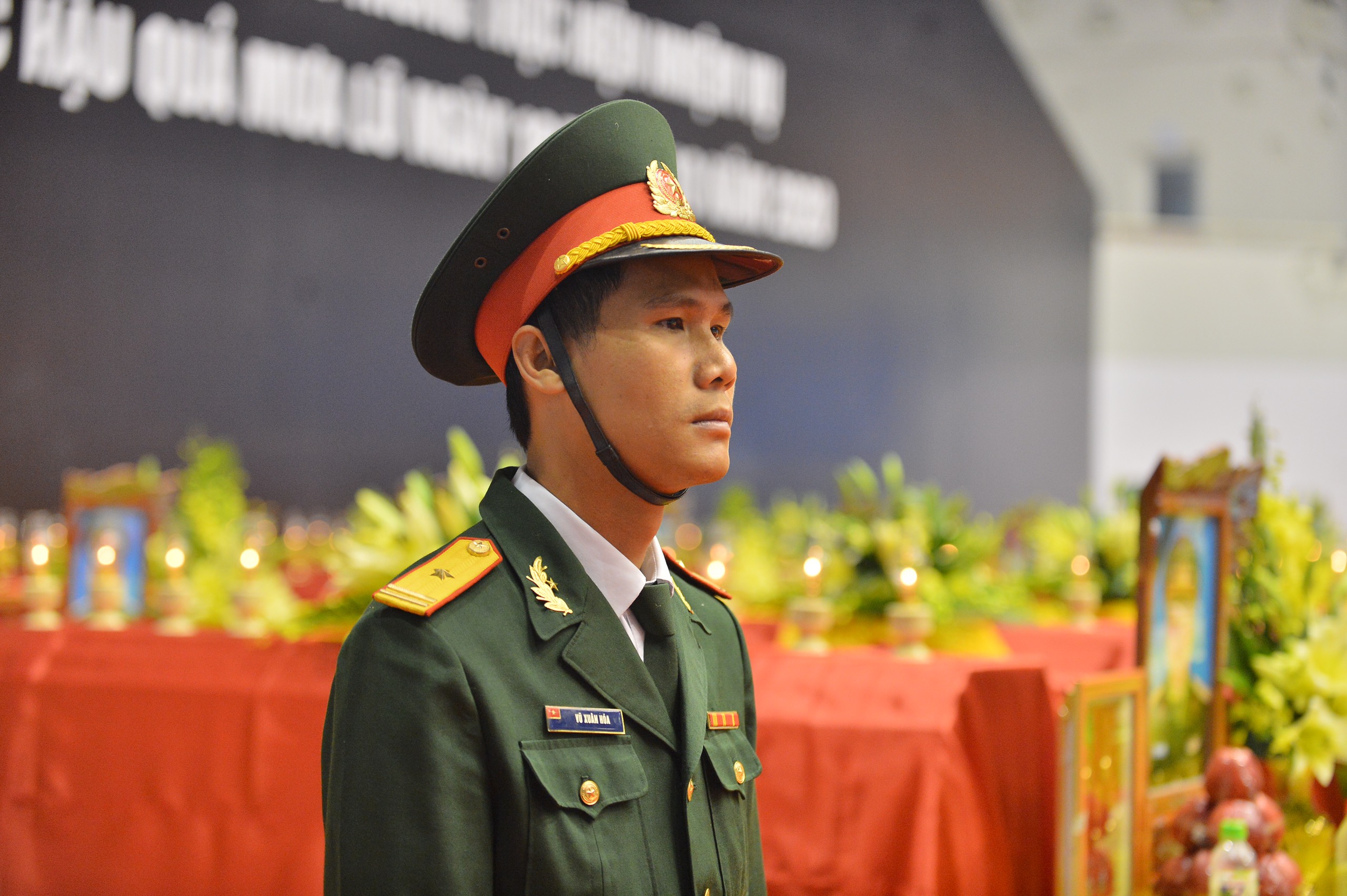 Trực tiếp tang lễ 22 cán bộ chiến sĩ đoàn 377 bị núi lở vùi lấp ở Quảng Trị: Đồng đội nghẹn ngào, người thân khóc nấc - Ảnh 6.