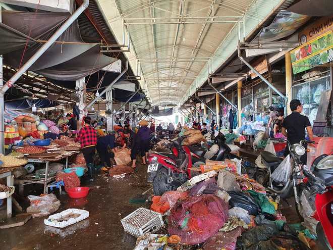 Sau lũ, tiểu thương chợ Hà Tĩnh mếu máo bới hàng hóa trong lớp bùn đất dày đặc - Ảnh 2.