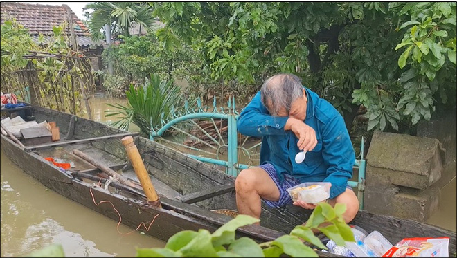 Cụ ông bật khóc khi nhận hộp cơm nóng sau nhiều ngày cô lập trong lũ ở Quảng Bình - Ảnh 1.