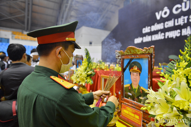 Trực tiếp tang lễ 22 cán bộ chiến sĩ đoàn 377 bị núi lở vùi lấp ở Quảng Trị: Đồng đội nghẹn ngào, người thân khóc nấc - Ảnh 2.