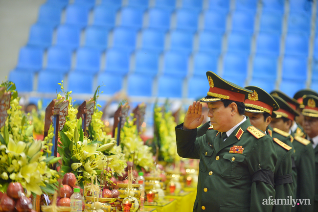 Trực tiếp tang lễ 22 cán bộ chiến sĩ Đoàn 337 bị núi lở vùi lấp ở Quảng Trị: Đồng đội nghẹn ngào, người thân khóc nấc - Ảnh 5.