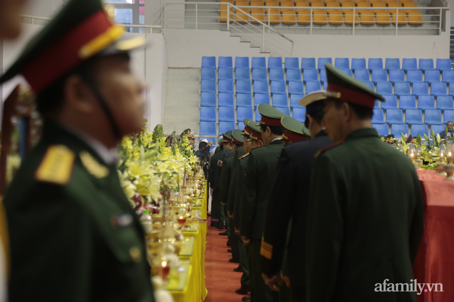 Trực tiếp tang lễ 22 cán bộ chiến sĩ Đoàn 337 bị núi lở vùi lấp ở Quảng Trị: Đồng đội nghẹn ngào, người thân khóc nấc - Ảnh 6.
