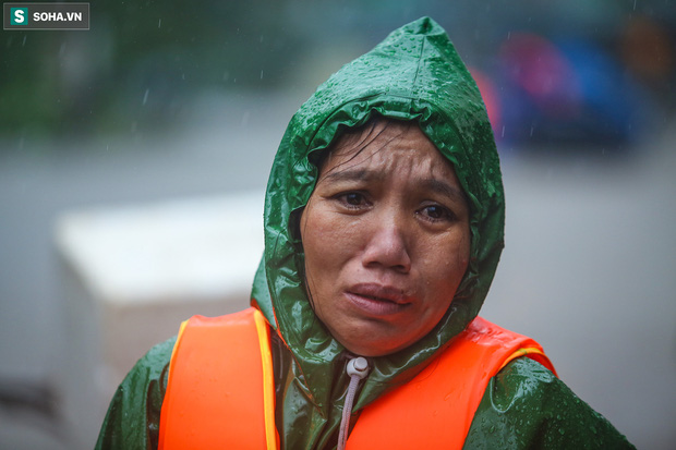 Ảnh: Người phụ nữ ở Quảng Bình lao ra dòng nước lũ xin đồ ăn cho mẹ già bật khóc khi được cứu hộ khỏi ghe lật - Ảnh 2.
