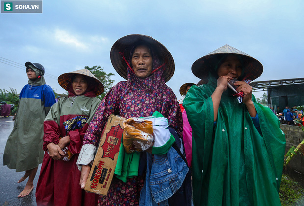Ảnh: Người phụ nữ ở Quảng Bình lao ra dòng nước lũ xin đồ ăn cho mẹ già bật khóc khi được cứu hộ khỏi ghe lật - Ảnh 12.