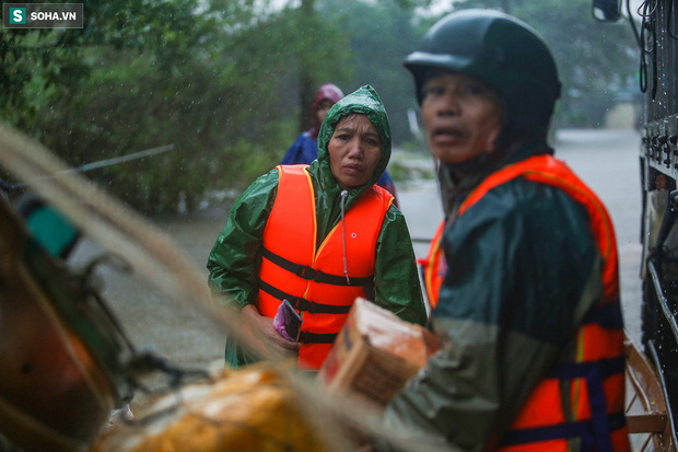Ảnh: Người phụ nữ ở Quảng Bình lao ra dòng nước lũ xin đồ ăn cho mẹ già bật khóc khi được cứu hộ khỏi ghe lật - Ảnh 3.