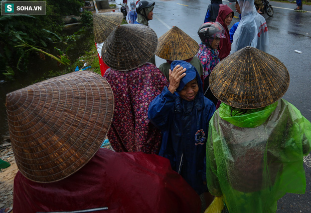 Ảnh: Người phụ nữ ở Quảng Bình lao ra dòng nước lũ xin đồ ăn cho mẹ già bật khóc khi được cứu hộ khỏi ghe lật - Ảnh 6.