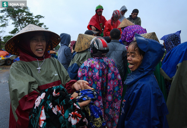 Ảnh: Người phụ nữ ở Quảng Bình lao ra dòng nước lũ xin đồ ăn cho mẹ già bật khóc khi được cứu hộ khỏi ghe lật - Ảnh 8.