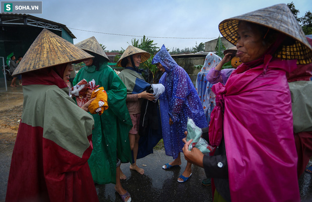 Ảnh: Người phụ nữ ở Quảng Bình lao ra dòng nước lũ xin đồ ăn cho mẹ già bật khóc khi được cứu hộ khỏi ghe lật - Ảnh 9.