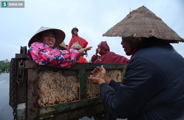 Ảnh: Người phụ nữ ở Quảng Bình lao ra dòng nước lũ xin đồ ăn cho mẹ già bật khóc khi được cứu hộ khỏi ghe lật - Ảnh 10.