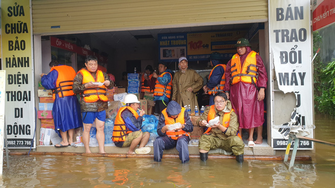 Nam thanh niên đi xuyên đêm vào Quảng Bình cứu trợ: Lần đầu tận mắt chứng kiến mới thấy lũ lụt kinh khủng quá! - Ảnh 2.