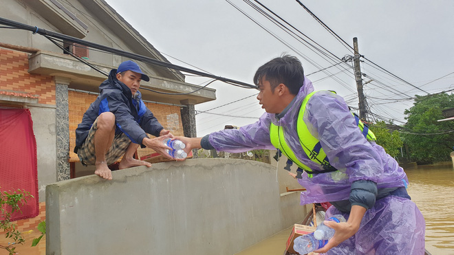Nam thanh niên đi xuyên đêm vào Quảng Bình cứu trợ: Lần đầu tận mắt chứng kiến mới thấy lũ lụt kinh khủng quá! - Ảnh 1.
