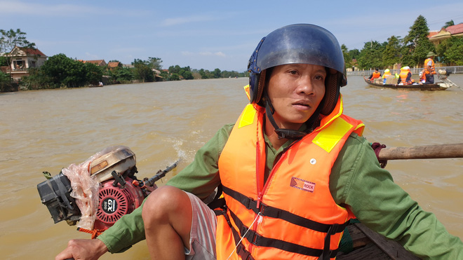 Nam thanh niên đi xuyên đêm vào Quảng Bình cứu trợ: Lần đầu tận mắt chứng kiến mới thấy lũ lụt kinh khủng quá! - Ảnh 6.