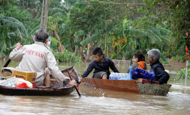 Mưa lũ tại Hà Tĩnh làm 6 người chết, hơn 45.500 hộ dân bị ngập - Ảnh 1.