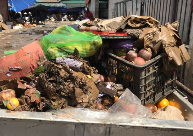 CLIP: Nước rút, tiểu thương chợ Hà Tĩnh “chết lặng” vì hàng trăm tấn hàng biến thành rác - Ảnh 5.