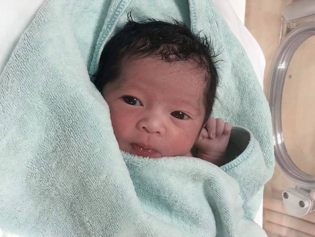 Mẹ con Hằng Túi xuất viện về nhà, bé San San 4 ngày tuổi có một điểm đặc biệt giống hệt anh chị Sữa, Sam - Ảnh 4.