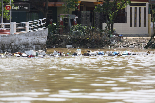 Ảnh: Người dân Quảng Bình bì bõm bơi trong biển rác sau trận lũ lịch sử, nguy cơ lây nhiễm bệnh tật - Ảnh 11.