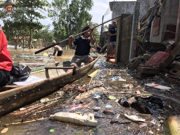 Ảnh: Người dân Quảng Bình bì bõm bơi trong biển rác sau trận lũ lịch sử, nguy cơ lây nhiễm bệnh tật - Ảnh 7.