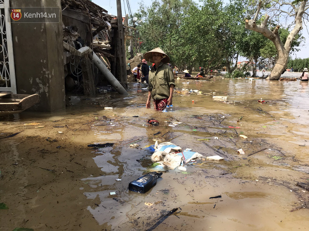 Ảnh: Người dân Quảng Bình bì bõm bơi trong biển rác sau trận lũ lịch sử, nguy cơ lây nhiễm bệnh tật - Ảnh 8.