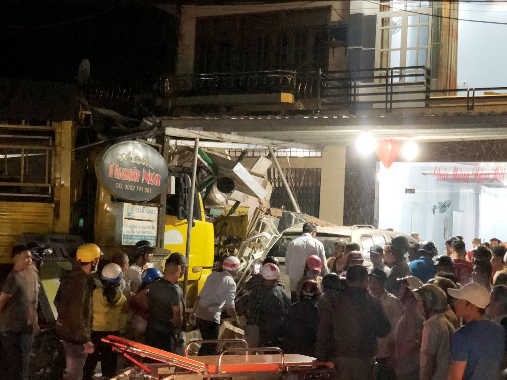 Ô tô tải nổ lốp khiến mất lái tông vào 4 nhà dân, làm 2 người chết 4 bị thương  - Ảnh 4.