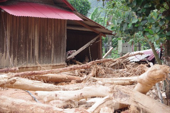 Sau bão lũ, một xã ở Quảng Trị ngập trong lớp bùn dày gần 1 mét - Ảnh 1.