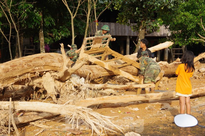 Sau bão lũ, một xã ở Quảng Trị ngập trong lớp bùn dày gần 1 mét - Ảnh 9.