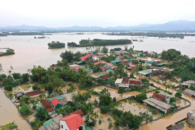 Lũ đi qua, hàng loạt học sinh ở Hà Tĩnh thiếu sách vở đến trường - Ảnh 1.