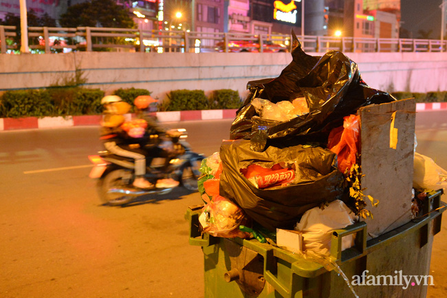 Xe thu gom bị dân địa phương chặn, rác thải chất thành núi giữa trung tâm Thủ đô  - Ảnh 4.