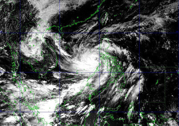 Bão số 9 giật cấp 15, lao nhanh 20-25km/giờ vào các tỉnh từ Đà Nẵng đến Phú Yên - Ảnh 1.