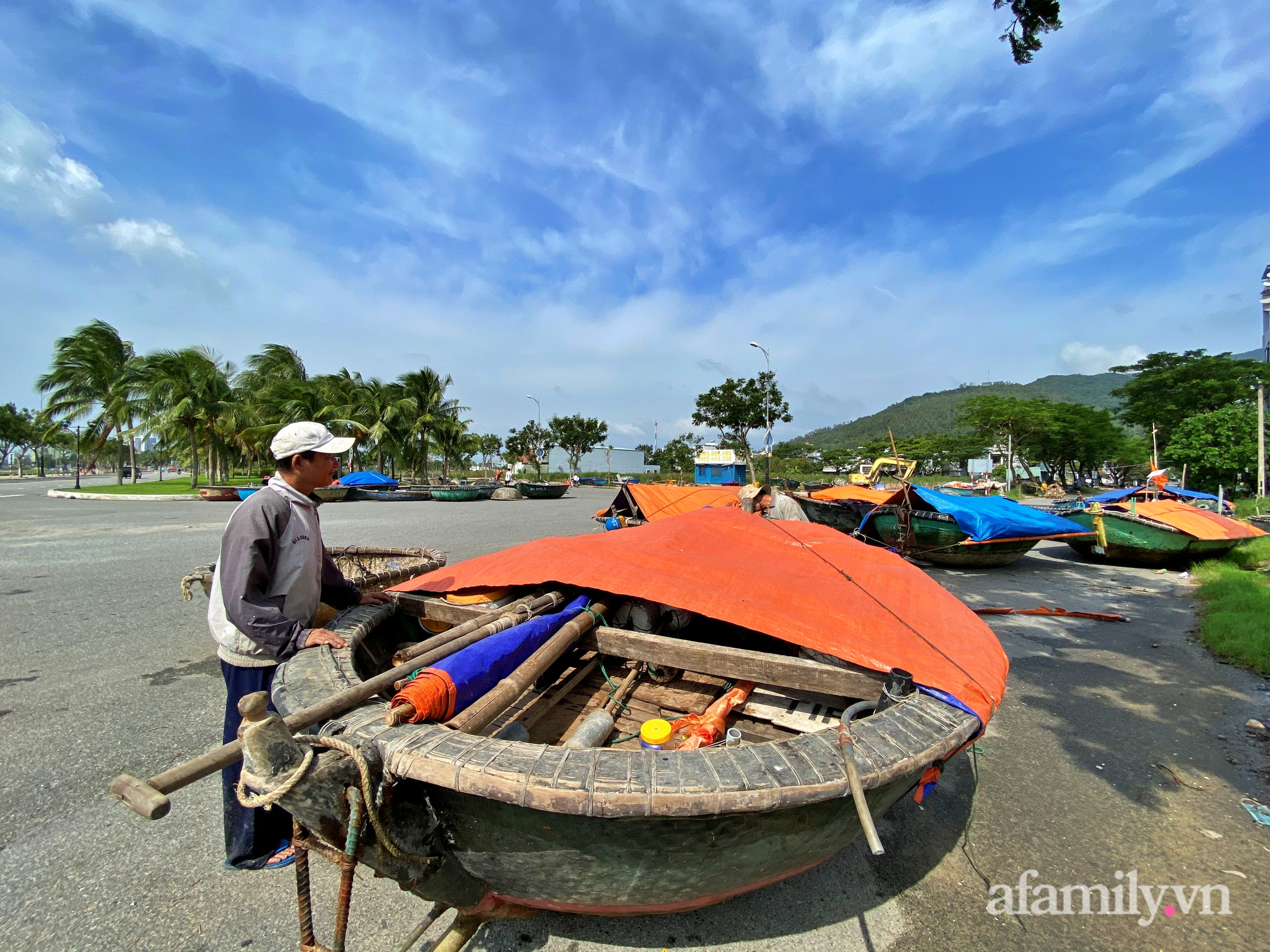 Bão số 9 đang tới gần, người dân Quảng Nam khẩn trương chằng chống nhà cửa bằng túi và can nhựa đầy nước - Ảnh 7.